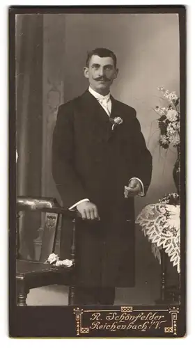 Fotografie R. Schönfelder, Reichenbach i /V., Portrait elegant gekleideter Herr mit Zigarre