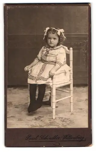 Fotografie Paul Schindler, Wittenberg, Portrait kleines Mädchen im modischen Kleid