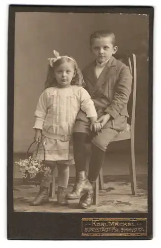 Fotografie Karl Mäckel, Burgstädt, Böhmestrasse 2, Portrait kleiner Junge im Anzug mit Mädchen an der Hand