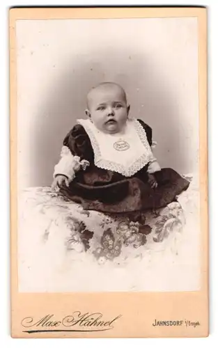 Fotografie Max Hähnel, Jahnsdorf i /Erzgebirge, Portrait süsses Kleinkind im Kleid mit Latz