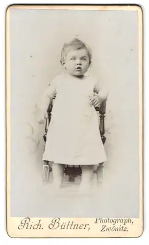 Fotografie Rich. Büttner, Zwönitz, Portrait kleines Kind im Kleid