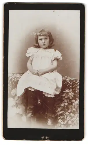 Fotografie H. Schünemann, Alfeld, Portrait kleines Mädchen im weissen Kleid