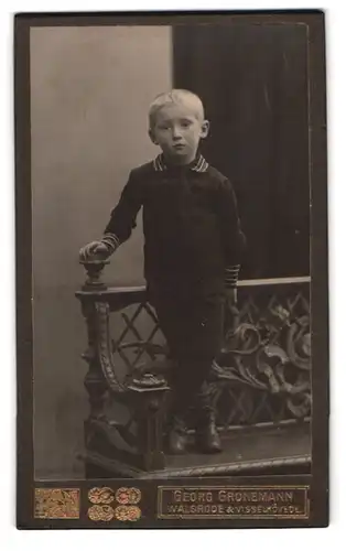 Fotografie Georg Gronemann, Walsrode, Portrait kleiner Junge in modischer Kleidung