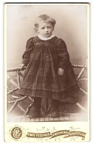 Fotografie Emil Fischer, Zwenkau, Portrait kleines Mädchen im karierten Kleid