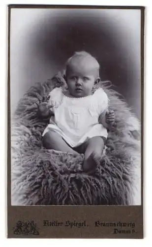 Fotografie Atelier Spiegel, Braunschweig, Damm 9, Portrait süsses Kleinkind im weissen Hemd