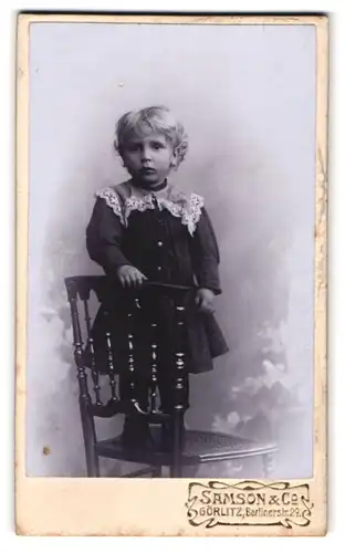 Fotografie Samson & Co., Görlitz, Berlinerstrasse 29, Portrait kleines Mädchen im Kleid