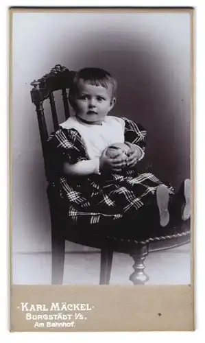 Fotografie Karl Mäckel, Burgstädt i /S., Portrait süsses Kleinkind im karierten Kleid mit Ball