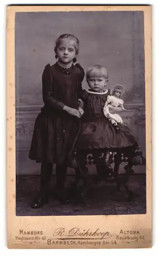 Fotografie R. Dührkoop, Hamburg, Ferdinand-Strasse 43, Portrait zwei Mädchen in Kleidern mit Puppe