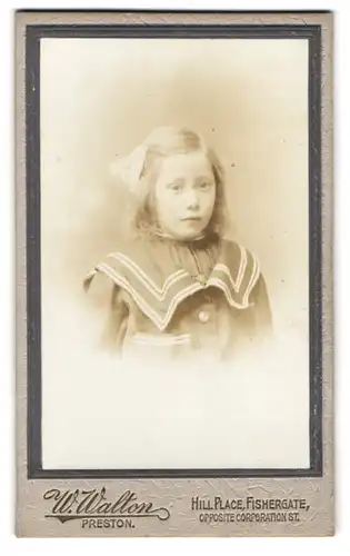 Fotografie W. Walton, Preston, Hill Place, Fishergate, Portrait junges Mädchen in modischer Kleidung
