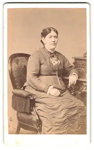 Fotografie C. Grieser, Beeskow, Portrait bürgerliche Dame in hübscher Kleidung