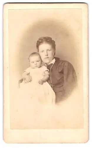 Fotografie unbekannter Fotograf und Ort, Portrait bürgerliche Dame mit einem Kleinkind