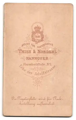 Fotografie Thies & Nordahl, Hannover, Humboldtstrasse 1, Portrait junge Dame in hübscher Kleidung