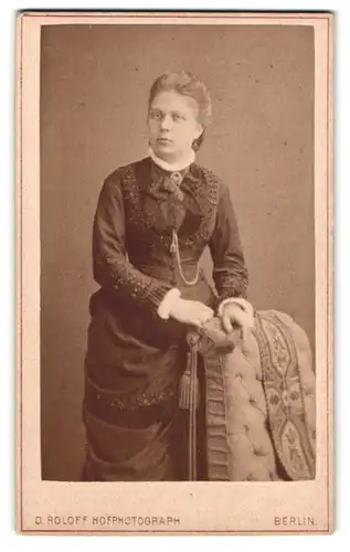 Fotografie Oscar Roloff, Berlin, Tauben-Strasse 20, Portrait junge Dame in hübscher Kleidung