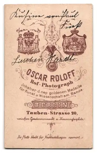 Fotografie Oscar Roloff, Berlin, Tauben-Strasse 20, Portrait junge Dame in hübscher Kleidung