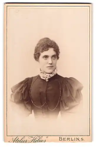 Fotografie Alfred Lehmann, Berlin-S., Oranienstrasse 155, Portrait junge Dame im Kleid mit Puffärmeln