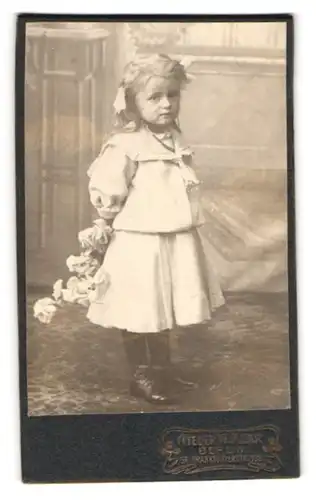 Fotografie W. Klar, Berlin, Gr. Frankfurterstrasse 139, Portrait kleines Mädchen in modischer Kleidung