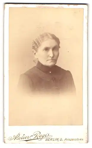 Fotografie J. Heinrich Dressler, Berlin-S., Prinzenstrasse 44, Portrait ältere Dame mit zurückgebundenem Haar