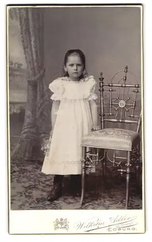 Fotografie Wilhelm Adler, Coburg, Allee 6 & Steinweg, Portrait kleines Mädchen im weissen Kleid