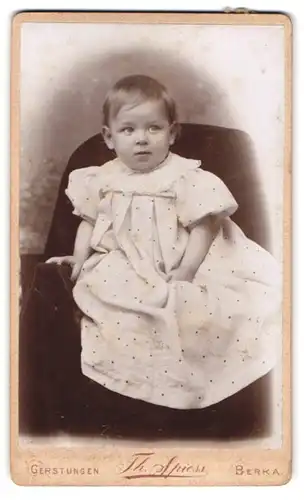 Fotografie Theodor Spiess, Berka, Bahnhofstrasse, Portrait kleines Mädchen im gepunkteten Kleid