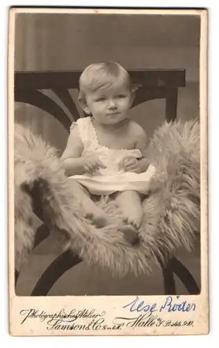 Fotografie Samson & Co. G. m. b. H., Halle a /S., Poststrasse 9-10, Portrait süsses Kleinkind im weissen Hemd
