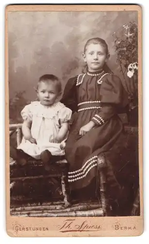 Fotografie Theodorf Spiess, Berka, Bahnhofstrasse, Portrait kleines Mädchen im Kleid mit Kleinkind