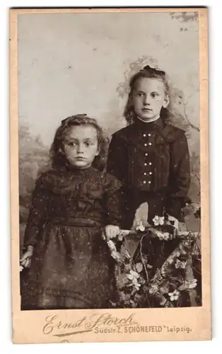 Fotografie Ernst Storch, Schönefeld bei Leipzig, Süd-Strasse 2, Portrait zwei kleine Mädchen in modischer Kleidung