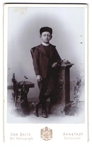 Fotografie Chr. Beitz, Arnstadt, Poststrasse, Portrait kleiner Junge im Matrosenanzug mit Ranzen