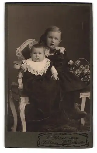 Fotografie E. Hannemann, Soltau, Wilhelmstrasse, Portrait kleines Mädchen im Kleid mit Kleinkind