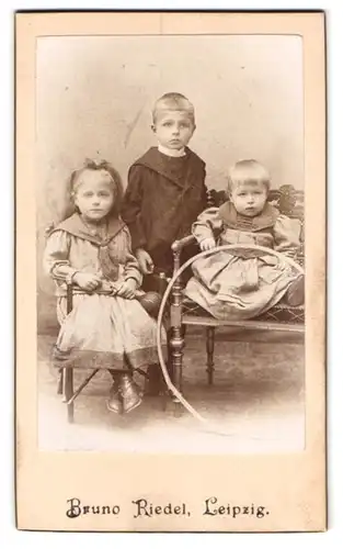 Fotografie Bruno Riedel, Leipzig, Portrait kleiner Junge im Matrosenhemd & zwei Mädchen mit Reifen