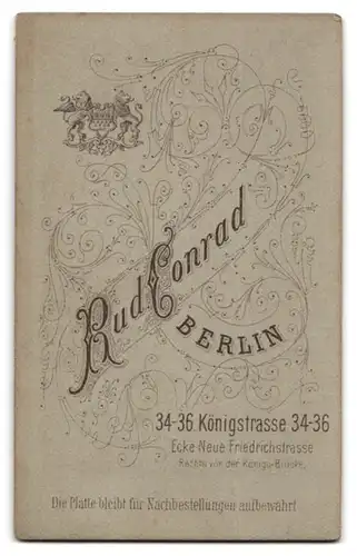 Fotografie Rud. Conrad, Berlin, Königstrasse 34-36, Portrait hübsch gekleidete Dame mit einem Buch