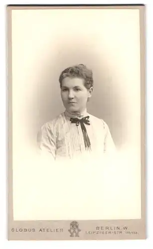 Fotografie Atelier Globus, Berlin-W., Leipziger-Strasse 132-135, Portrait junge Dame in hübscher Kleidung