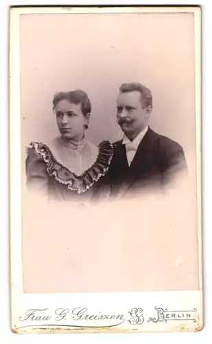 Fotografie Frau G. Greiszen, Berlin-SW, Friedrichstrasse 207, Portrait junges Paar in hübscher Kleidung