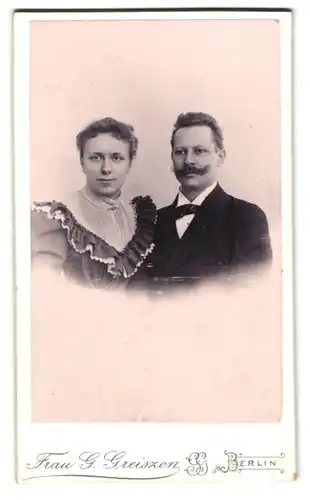 Fotografie Frau G. Greiszen, Berlin-SW, Friedrichstrasse 207, Portrait junges Paar in hübscher Kleidung