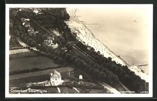 AK Eckernförde, Fliegeraufnahme des Strandes und der Eisenbahnstrecke