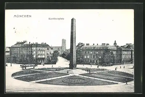 AK München, Karolinenplatz mit Obelisk gegen Frauenkirche