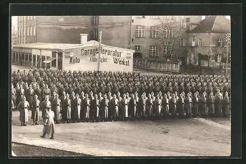 Foto-AK München-Schwabing, Soldaten stehen in Reih und Glied 1917, Auto-Garage A. Rödter, Marschallstrasse 5
