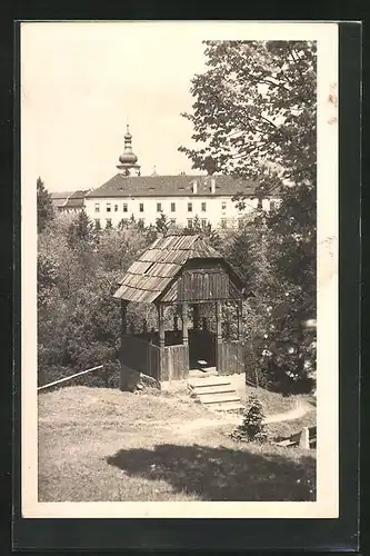 AK Weisswasser, Holzhütte vor grossem Gebäude