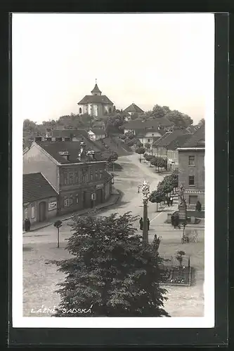 AK Lázne Sadska, Strassenpartie mit Kirche