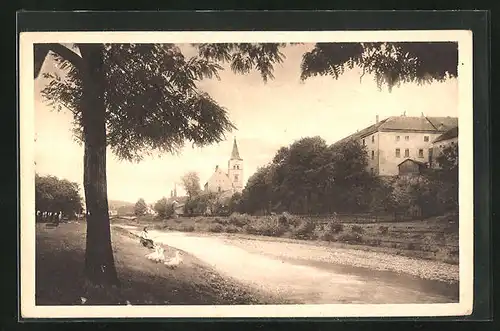 AK Valasske Mezirici, Uferpartie mit Kirche