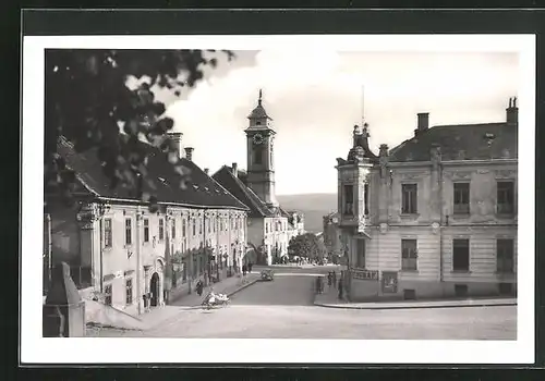 AK Uhersky Brod, Strassenpartie mit Rathaus