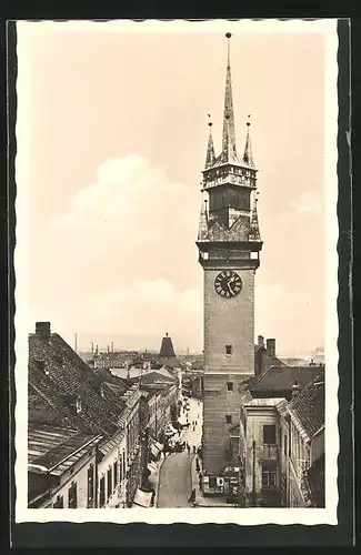 AK Znaim, Strassenpartie mit Rathausturm