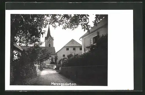 AK Herzogsdorf, Kirche und Weg im Ortskern