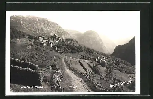 AK Stalheim, Stalheim Hotel mit Gebirge