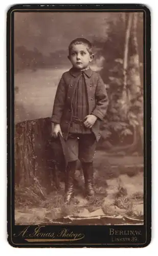 Fotografie A. Jonas, Berlin-W., Lindstrasse 39, Portrait hübsch gekleideter Junge mit Hut