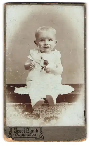 Fotografie Josef Blank, Gangkofen, Portrait kleines Mädchen im weissen Kleid