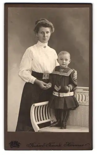 Fotografie Richard Freundt, Hannover, Feldstrasse 2 a, Portrait bürgerliche Dame mit kleinem Mädchen im Arm