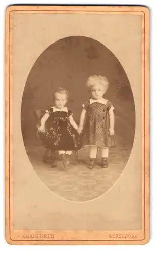 Fotografie F. Herrfurth, Merseburg, Portrait zwei kleine Mädchen in modischen Kleidern