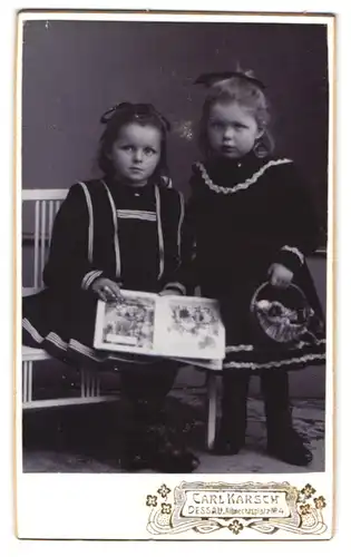 Fotografie Carl Karsch, Dessau, Albrechtsplatz 4, Portrait zwei hübsch gekleidete Mädchen mit Bilderbuch