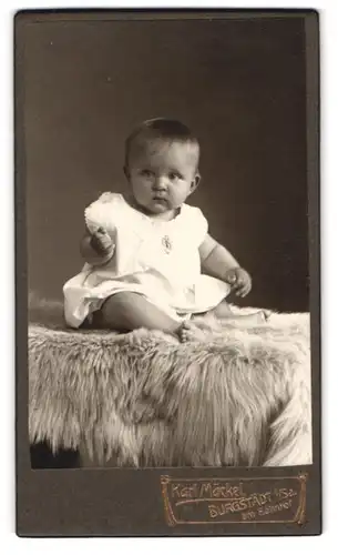 Fotografie Karl Mäckel, Burgstädt i /Sa., Portrait süsses Kleinkind im weissen Hemd