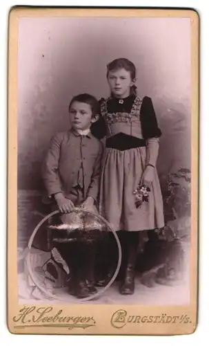 Fotografie H. Seeburger, Burgstädt i /S., Portrait hübsch gekleidetes Kinderpaar mit Reifen